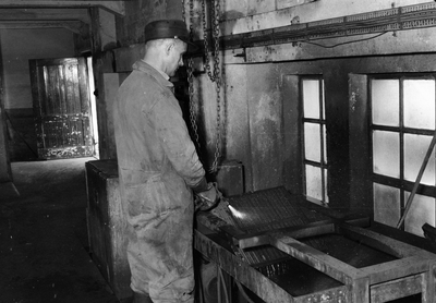 153528 Afbeelding van werkzaamheden aan de luchtververversingsapparaten van treinstellen in de lijnwerkplaats van de ...